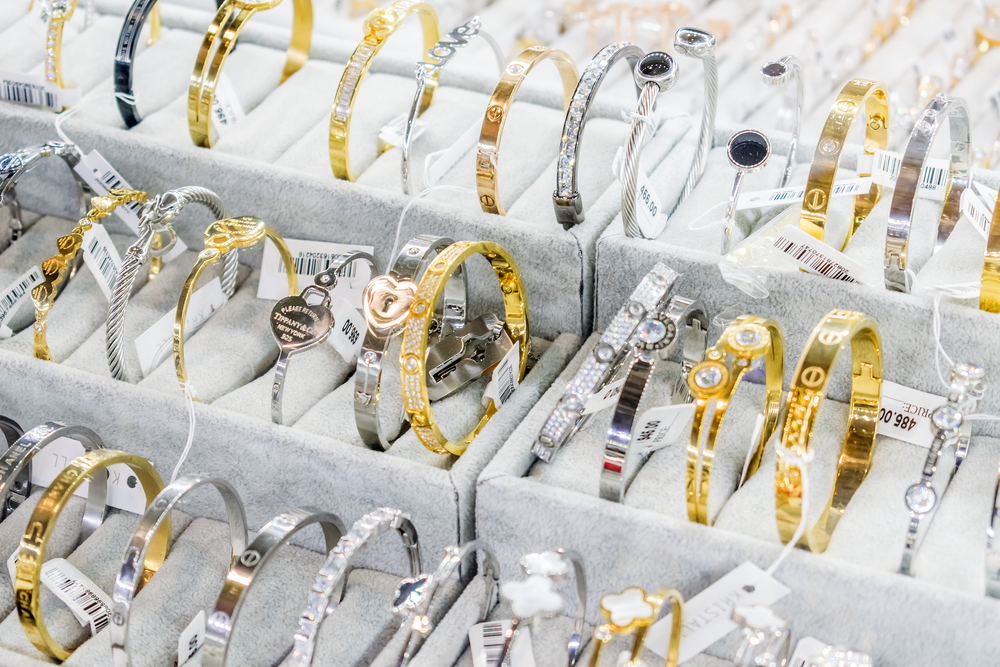 流光溢彩，匠心呈現 探訪珠寶零售店的櫥窗藝術與空間敘事